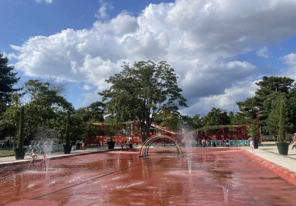 paris with kids_jardin dacclimatation splash zone_the knowledge nuggets